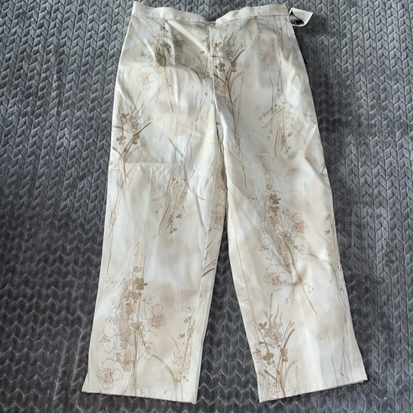 NWT Bill Blass Floral Print Capris. Size 10. Cotton/Lycra Blend. Cream/Brown. - Picture 5 of 13
